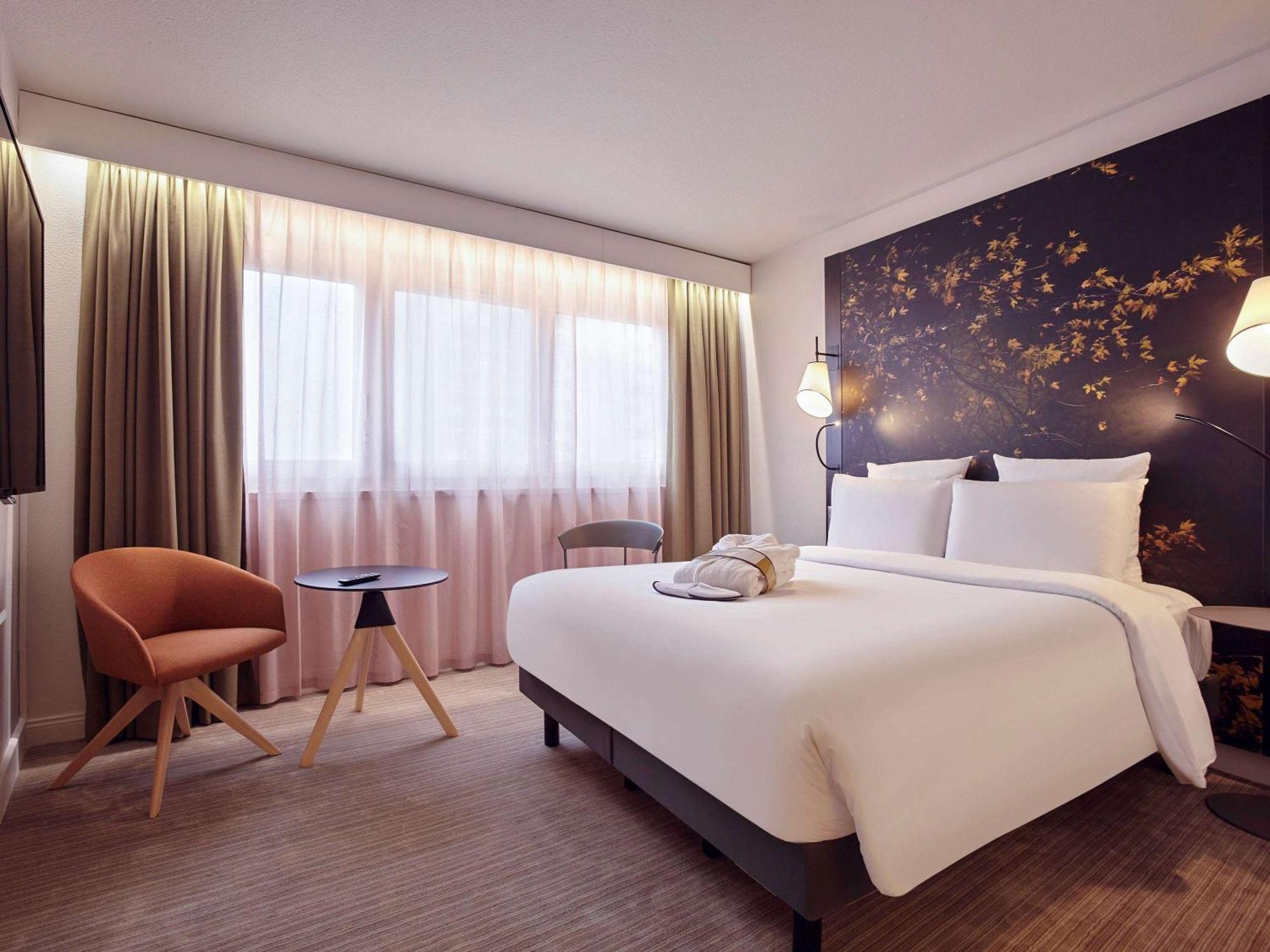 Mercure Paris La Défense Courbevoie Esterno foto