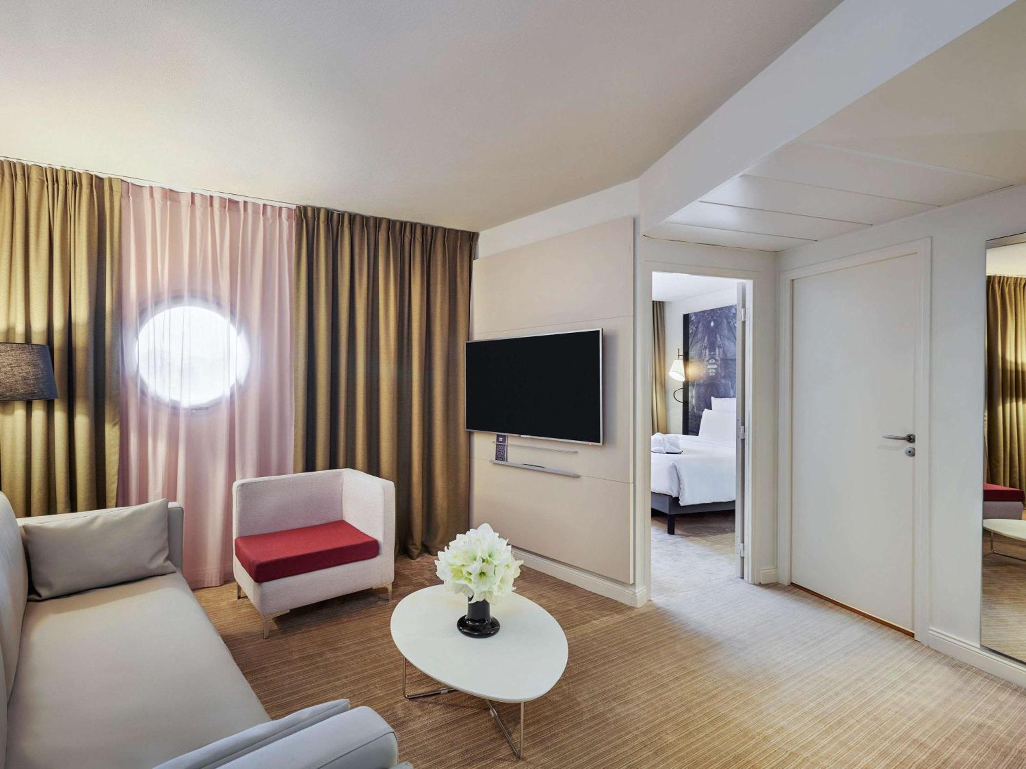 Mercure Paris La Défense Courbevoie Esterno foto