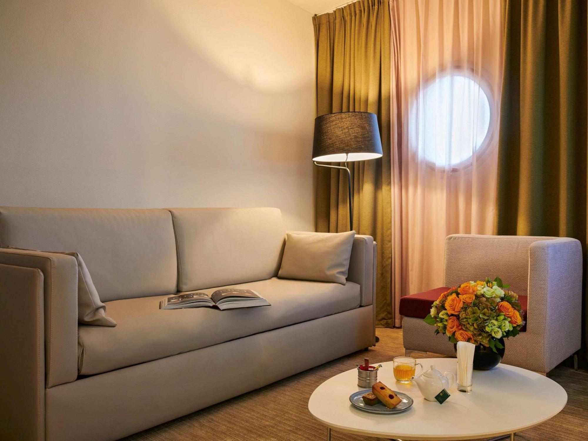 Mercure Paris La Défense Courbevoie Esterno foto