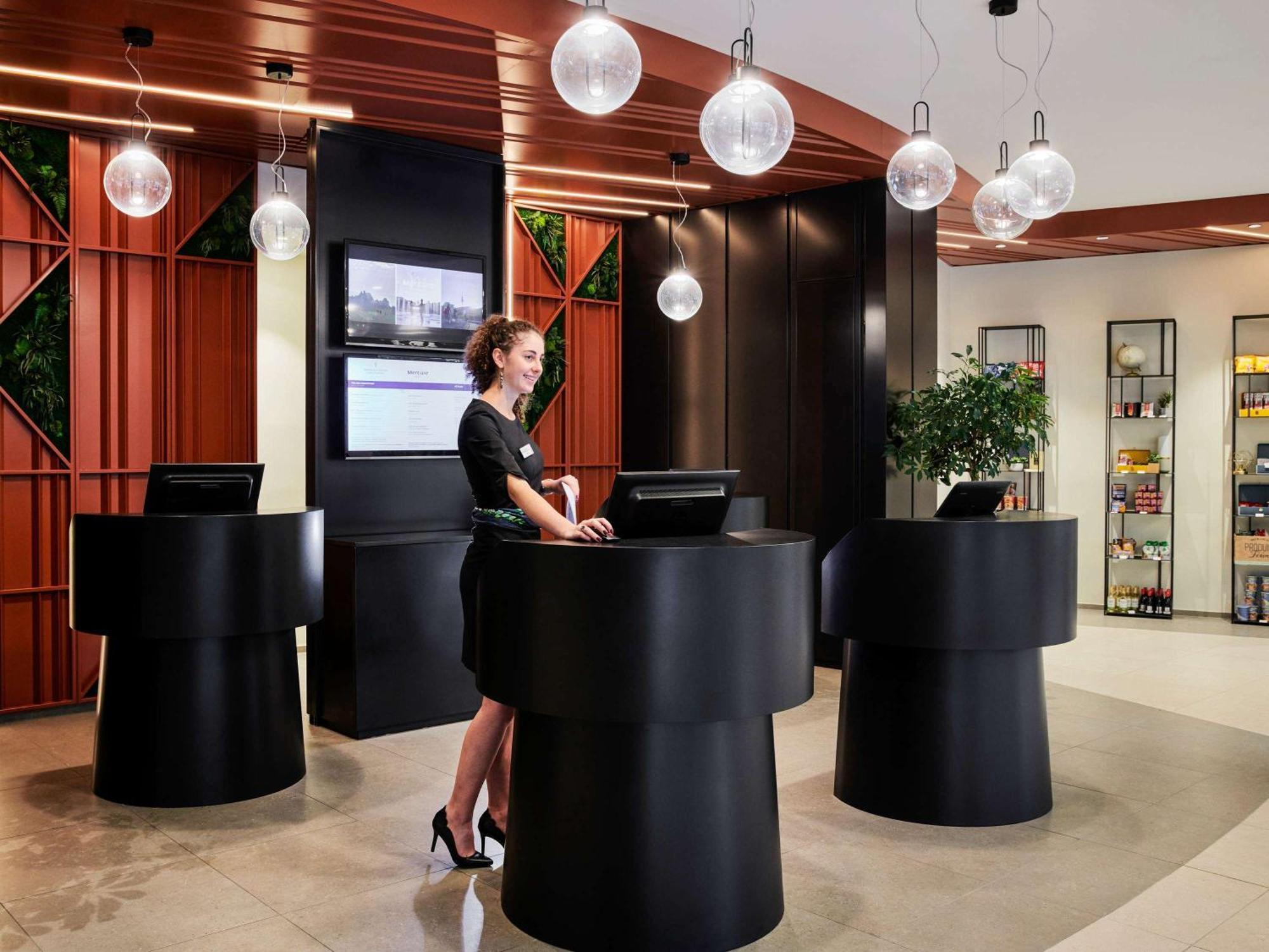 Mercure Paris La Défense Courbevoie Esterno foto